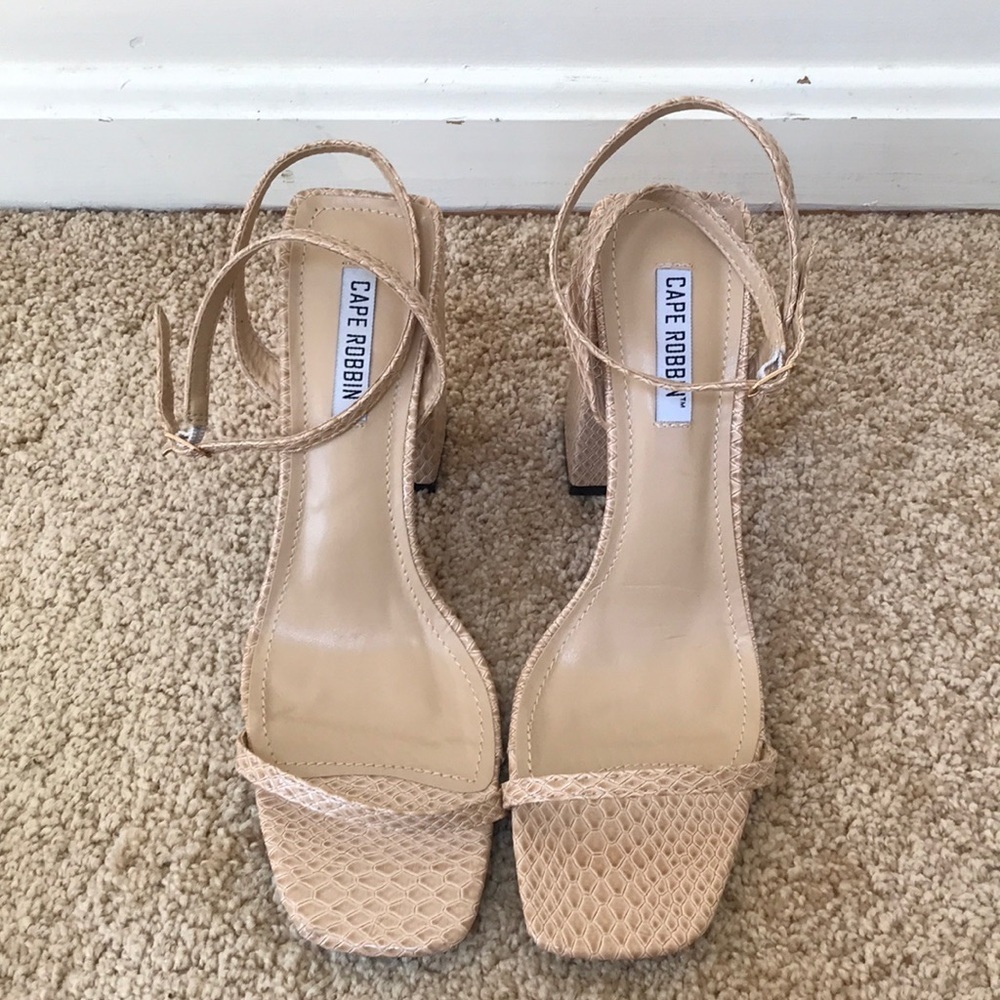 CAPE ROBBIN Size 8.5 Chunky Peep Toe Heels